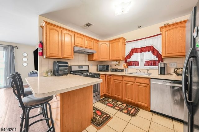 952 Flora St, Elizabeth City, NJ 07201