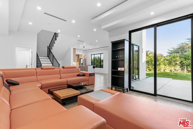 5152 Etiwanda Avenue, Tarzana, CA 91356