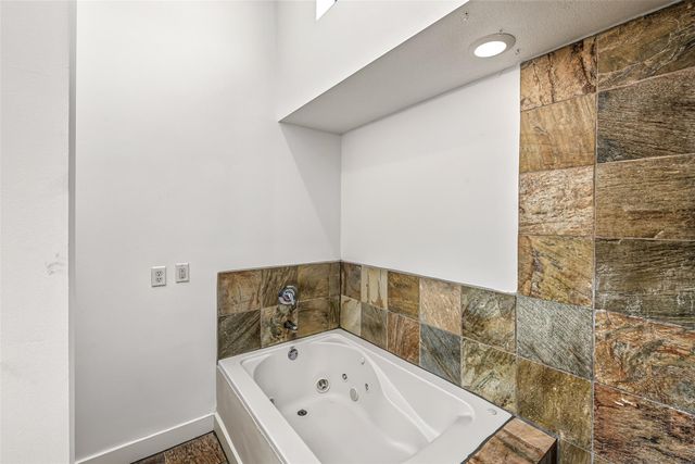 1555 Birdsall Street A, Houston, TX 77007