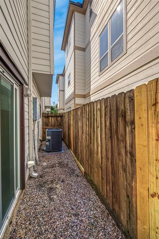 1555 Birdsall Street A, Houston, TX 77007