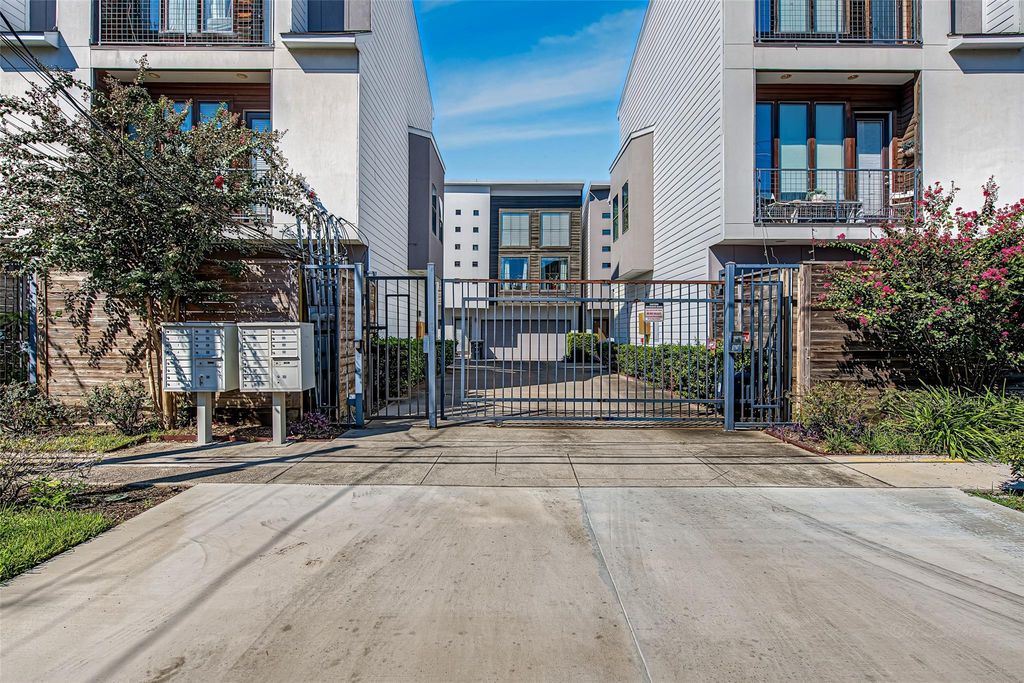 1555 Birdsall Street A, Houston, TX 77007