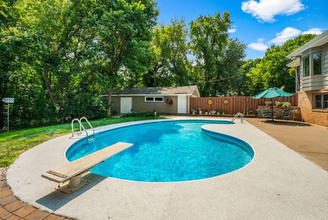 5565 Howards Point Road, Shorewood, MN 55331
