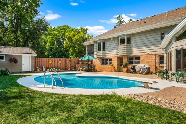 5565 Howards Point Road, Shorewood, MN 55331