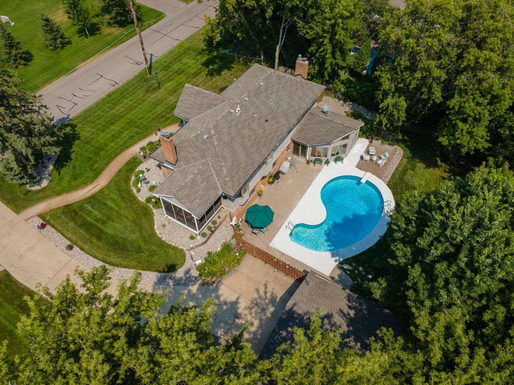 5565 Howards Point Road, Shorewood, MN 55331