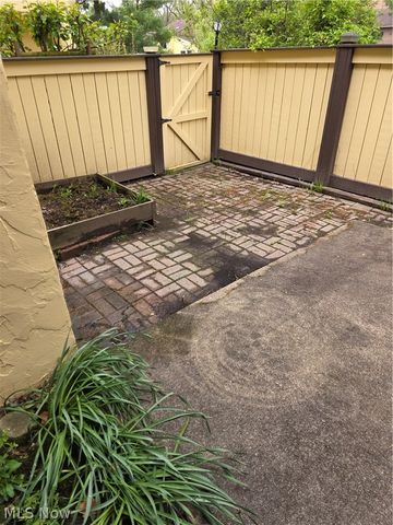 879 Hampton Ridge Drive, Akron, OH 44313