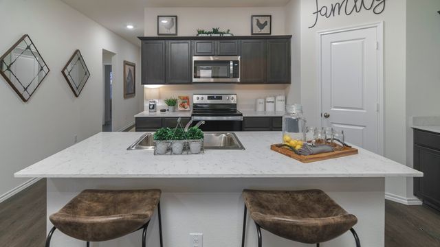 799 Barton Drive, Ennis, TX 75119