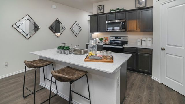 799 Barton Drive, Ennis, TX 75119
