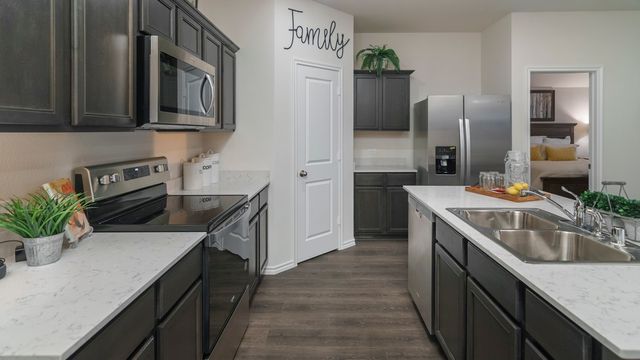 799 Barton Drive, Ennis, TX 75119
