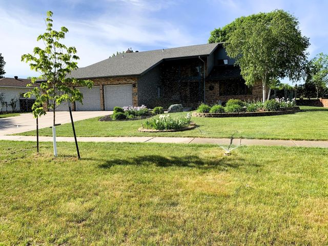 260 Prairiewood Drive S, Fargo, ND 58103