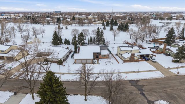 260 Prairiewood Drive S, Fargo, ND 58103