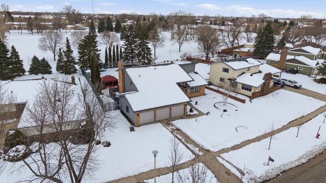 260 Prairiewood Drive S, Fargo, ND 58103