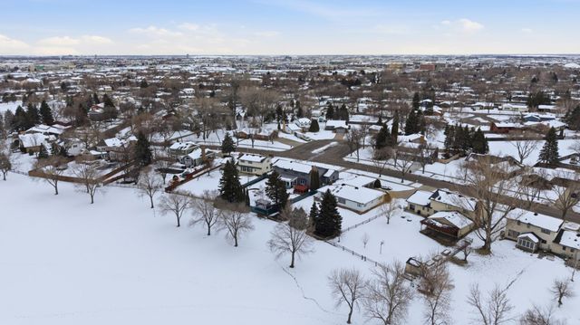 260 Prairiewood Drive S, Fargo, ND 58103