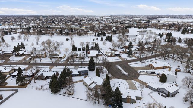 260 Prairiewood Drive S, Fargo, ND 58103