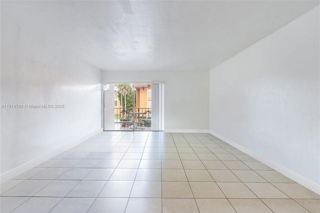 9423 SW 76th St W21, Miami, FL 33173