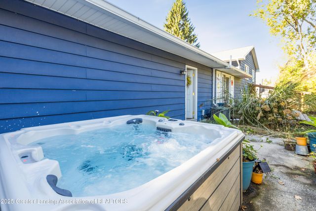 1516 Elmwood Road, Lansing, MI 48917