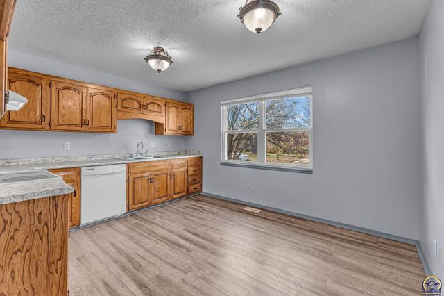 1231 SE 43rd Ter, Topeka, KS 66609