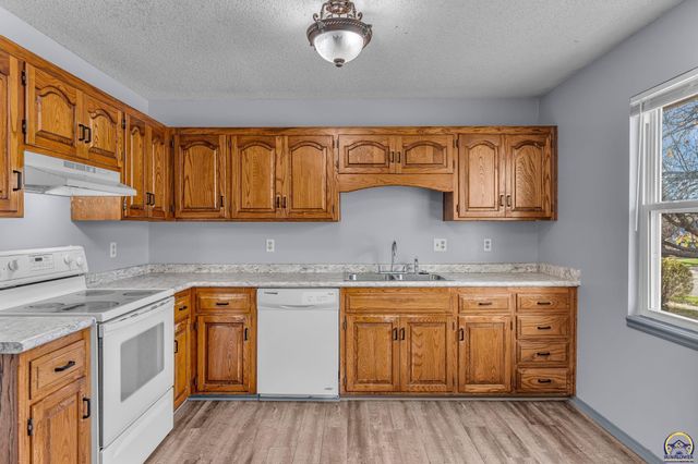 1231 SE 43rd Ter, Topeka, KS 66609