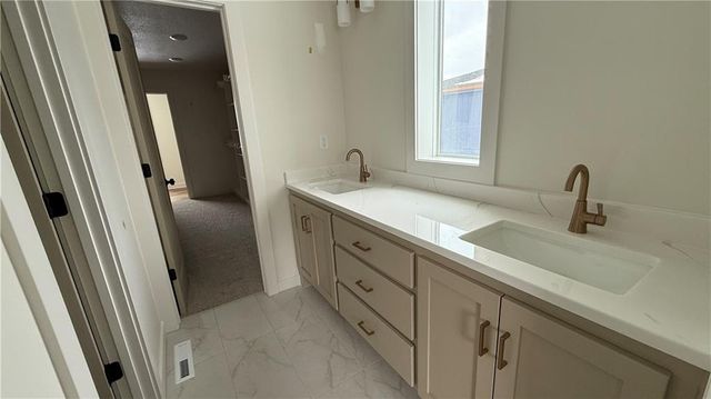 704 21st Street, Oak Grove, MO 64075