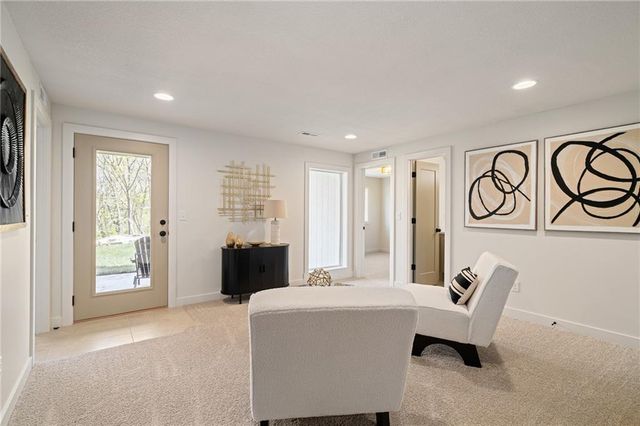 704 SE 21st Street, Oak Grove, MO 64075