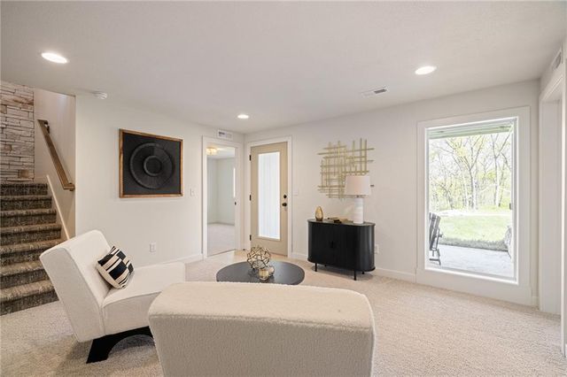704 SE 21st Street, Oak Grove, MO 64075