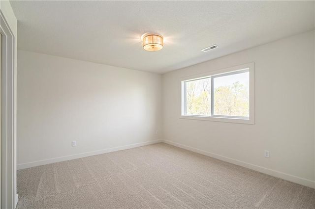704 SE 21st Street, Oak Grove, MO 64075