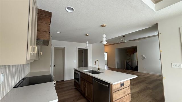 704 21st Street, Oak Grove, MO 64075