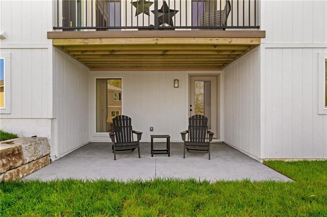 704 SE 21st Street, Oak Grove, MO 64075