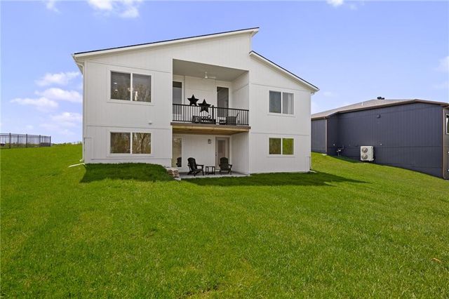 704 SE 21st Street, Oak Grove, MO 64075