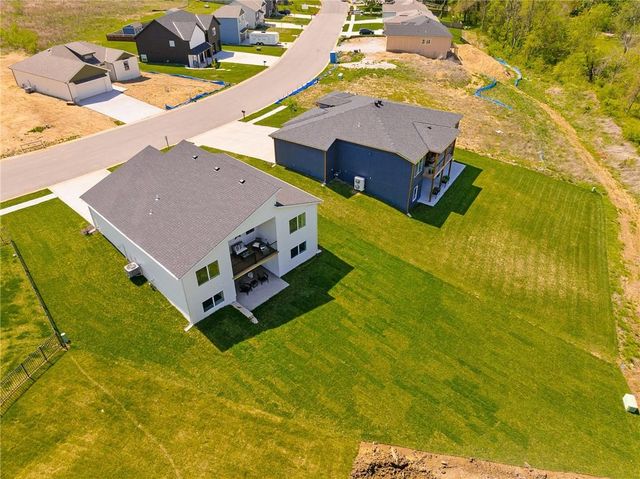 704 SE 21st Street, Oak Grove, MO 64075