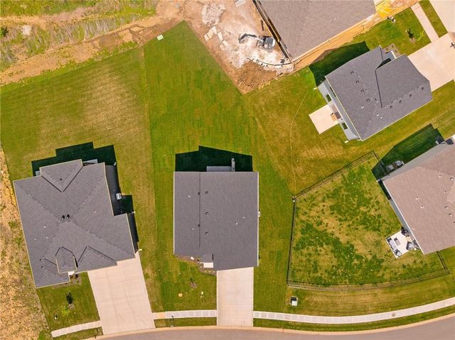 704 SE 21st Street, Oak Grove, MO 64075