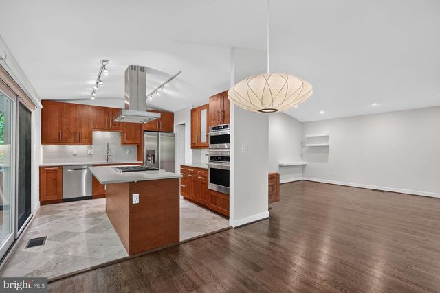 8200 STONE TRAIL DR, Bethesda, MD 20817