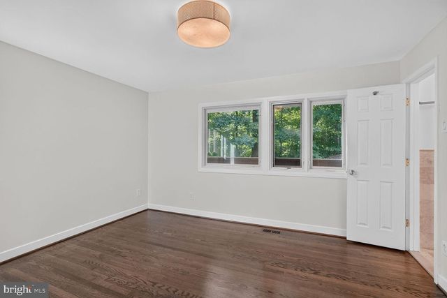 8200 STONE TRAIL DR, Bethesda, MD 20817