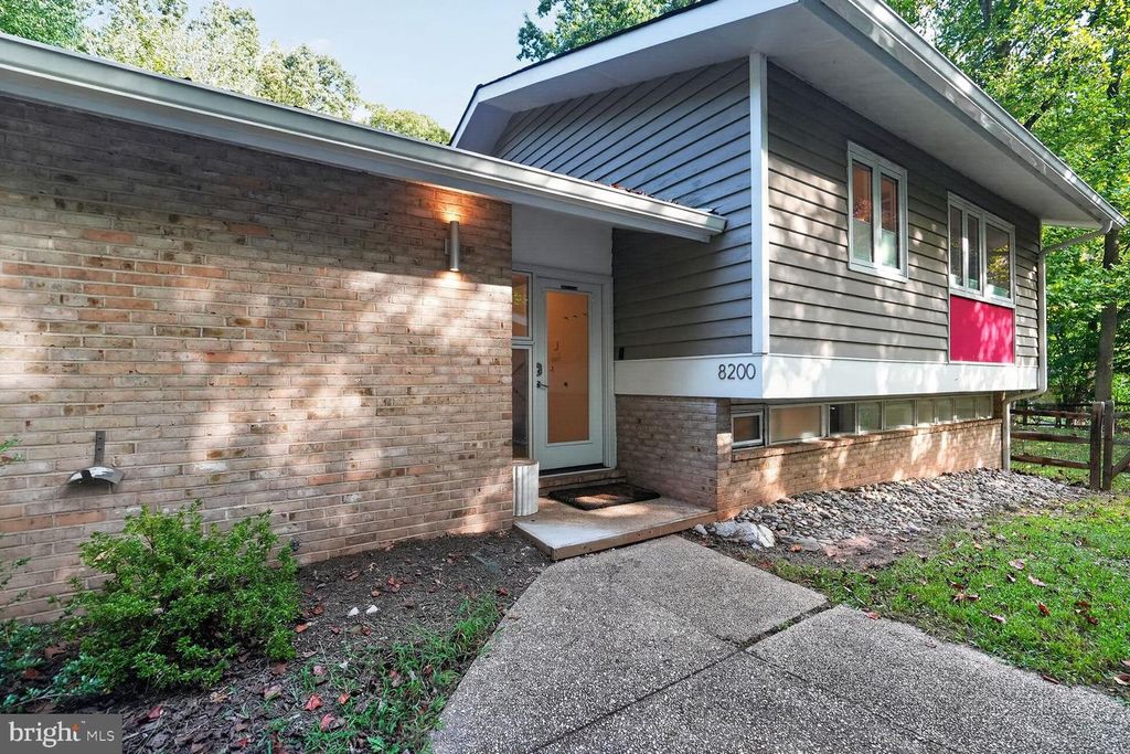 8200 STONE TRAIL DR, Bethesda, MD 20817