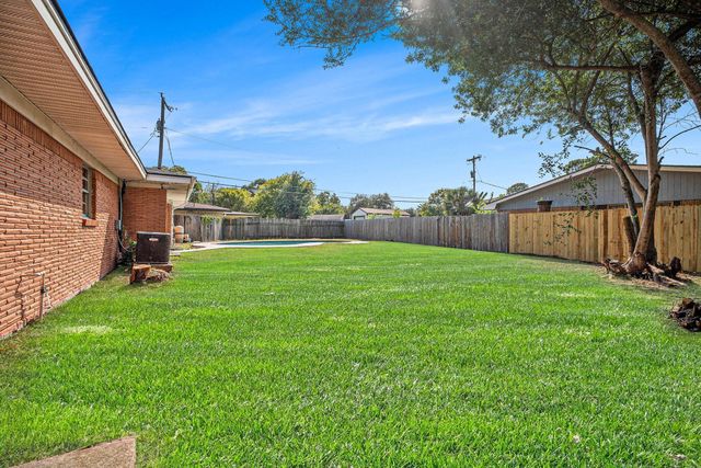 2439 11th Street N, Texas City, TX 77590