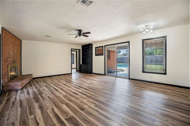 2439 11th Street N, Texas City, TX 77590