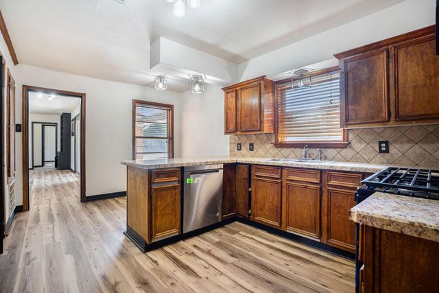 2439 11th Street N, Texas City, TX 77590