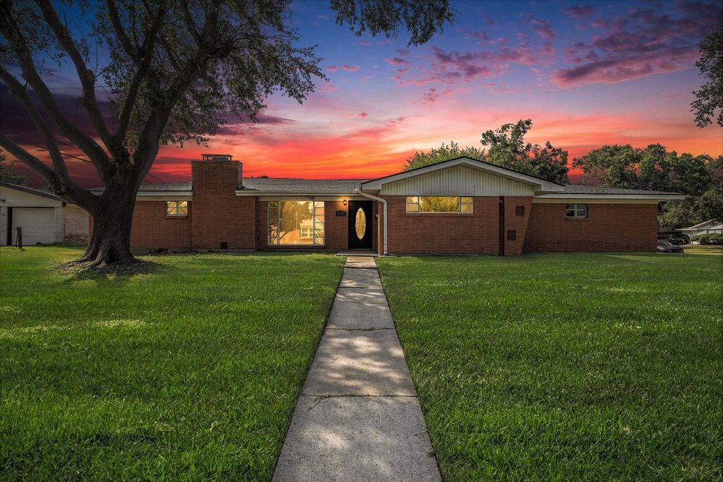 2439 11th Street N, Texas City, TX 77590