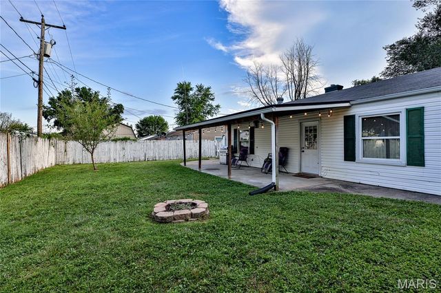 5 Bluegrass Lane, St Peters, MO 63376