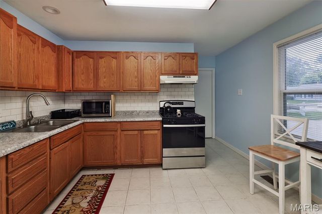 5 Bluegrass Lane, St Peters, MO 63376
