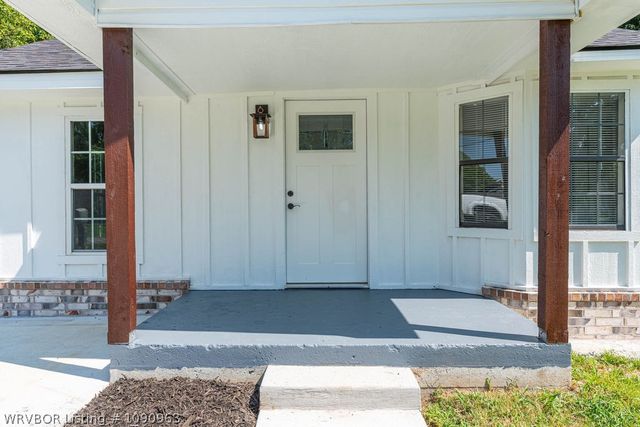 422 London Street, Alma, AR 72921