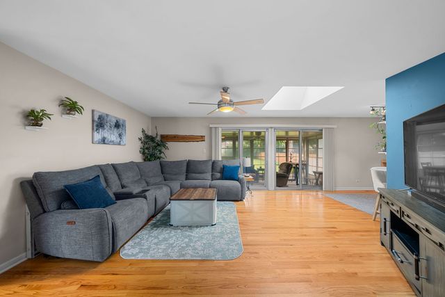 743 Delphia Avenue, Elk Grove Village, IL 60007