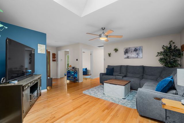 743 Delphia Avenue, Elk Grove Village, IL 60007