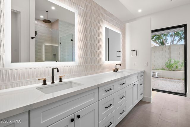 915 W ARDMORE Road 11, Phoenix, AZ 85041