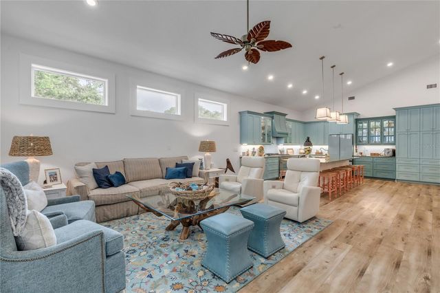 807 E 10TH AVENUE, New Smyrna Beach, FL 32169