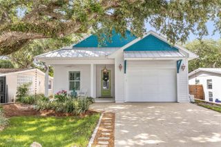 807 E 10TH AVENUE, New Smyrna Beach, FL 32169