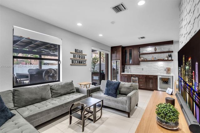 3446 W 90th St, Hialeah, FL 33018