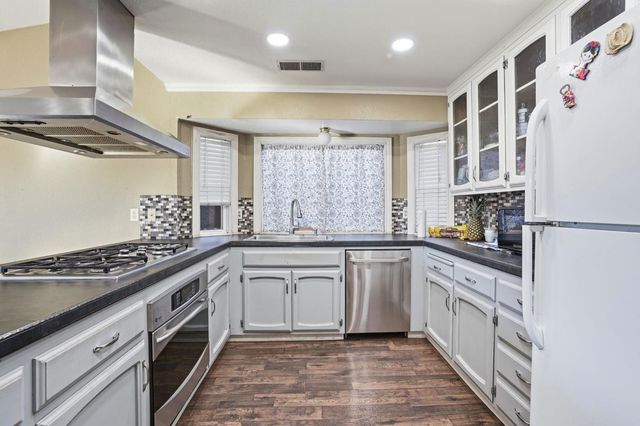 537 Elmwood Dr, Los Banos, CA 93635