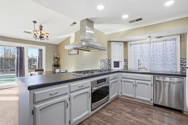 537 Elmwood Dr, Los Banos, CA 93635