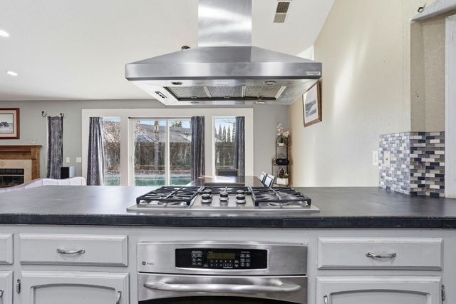 537 Elmwood Dr, Los Banos, CA 93635