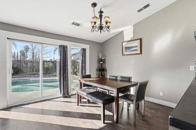 537 Elmwood Dr, Los Banos, CA 93635